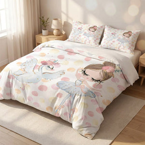 Parure de lit enfant à motif ballerine et cygne aux tons pastel installée sur un lit dans une chambre lumineuse