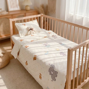 Parure de lit bébé en coton installée dans un berceau en bois d une chambre chaleureuse