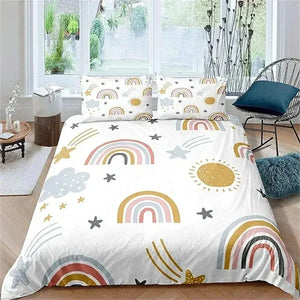Parure de lit enfant motif bohème arc-en-ciel et soleil sur un lit clair