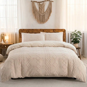 Parure de lit bohème beige à motif touffeté sur un lit dans une chambre lumineuse et cosy