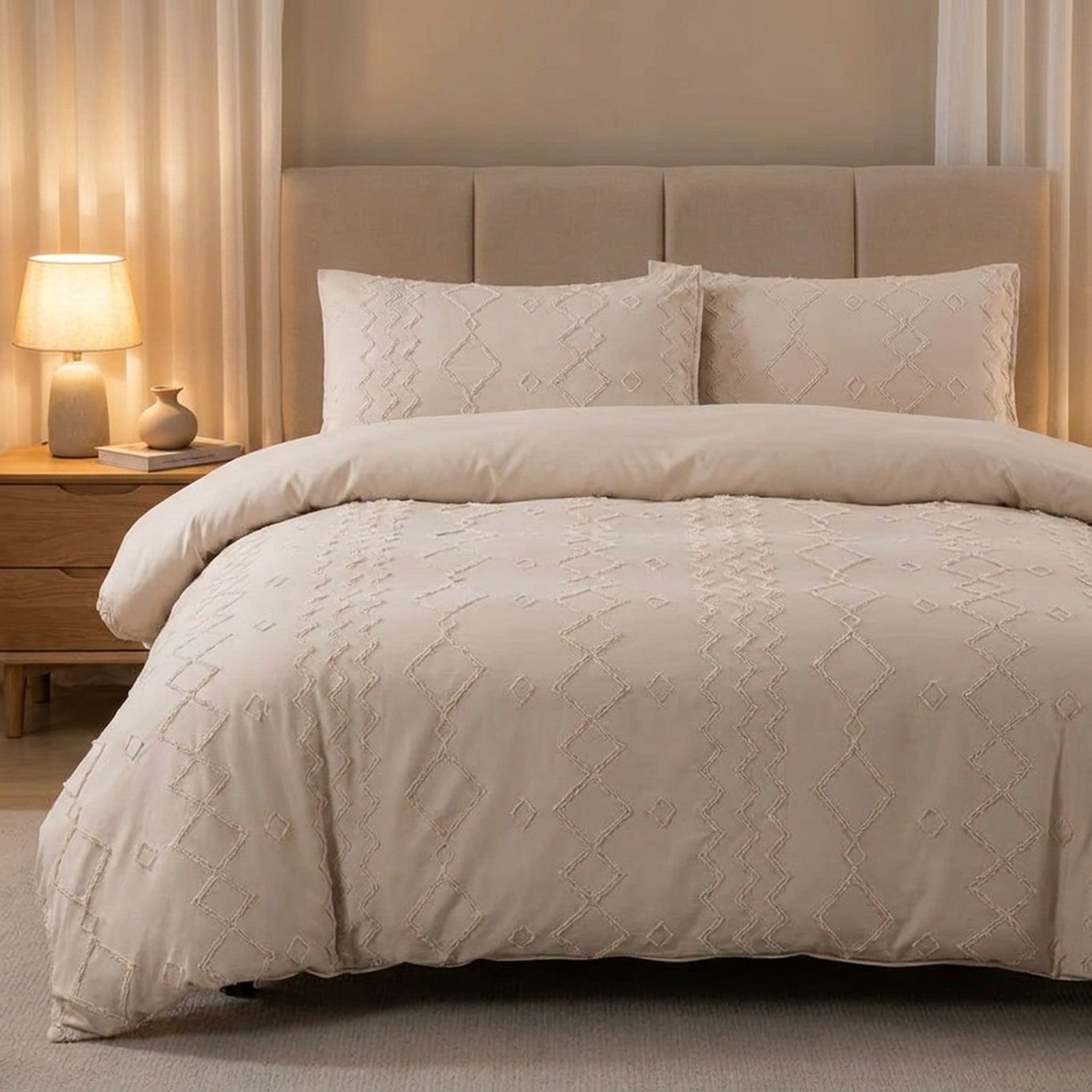 Parure de lit bohème beige installée sur un lit dans une chambre moderne avec table de chevet