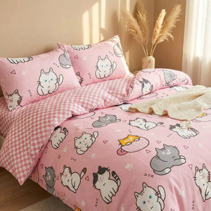 Parure de lit chat kawaii avec envers à damier rose vue rapprochée sur un lit cosy
