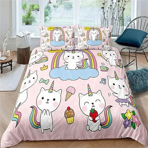 Parure de lit enfant chats licornes colorés sur un lit dans une chambre rose