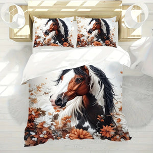 Vue de dessus d'un lit habillé de la parure cheval avec ses deux taies d'oreiller