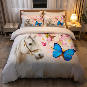Parure de lit cheval blanc sur un lit dans une chambre moderne avec lampe de chevet