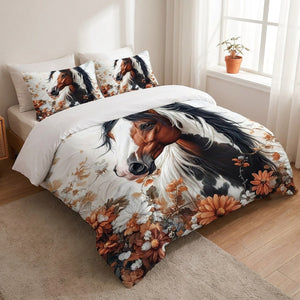 Parure de lit motif cheval installée sur un lit dans une chambre lumineuse avec plante à la fenêtre