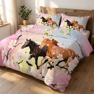 Parure de lit chevaux bruns au galop et fleurs de cerisier sur un lit dans une chambre chaleureuse