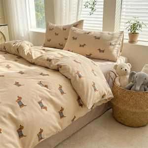 Parure de lit enfant motif chien dans une chambre lumineuse avec panier de peluches