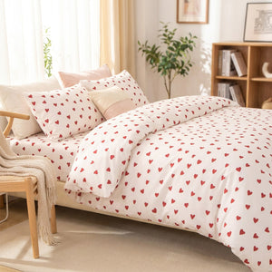 Parure de lit dans une chambre lumineuse avec fauteuil en bois