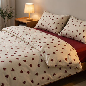Parure de lit cœur rouge dans une chambre moderne avec table de chevet et lampe