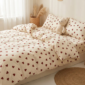 Parure de lit cœur rouge avec peluche ours dans une chambre cocooning