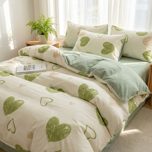 Parure de lit fleurie à motif de cœurs verts sur un lit dans une chambre lumineuse