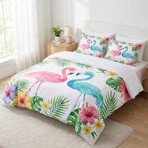 Parure de lit flamants aquarelle rose et turquoise sur un lit dans une chambre lumineuse et aérée
