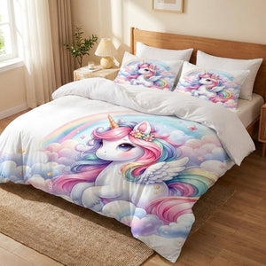 Parure de lit licorne pastel sur un grand lit dans une chambre lumineuse