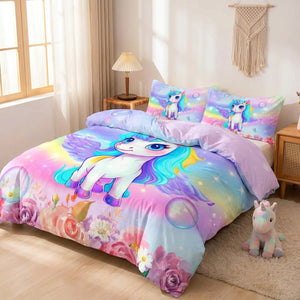 Parure de lit licorne fleurie posée sur un lit dans une chambre d'enfant lumineuse