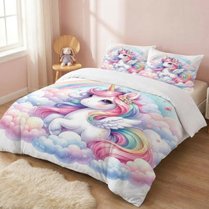 Parure de lit licorne pastel dans une chambre d'enfant avec petite chaise en bois