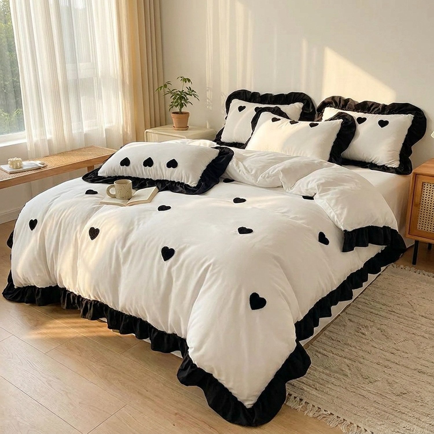 Parure de lit brodee coeur noir installee sur un grand lit dans une chambre lumineuse et cosy