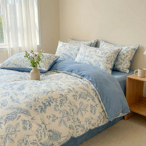 Parure de lit florale pastorale bleue dans une chambre lumineuse pres d une fenetre
