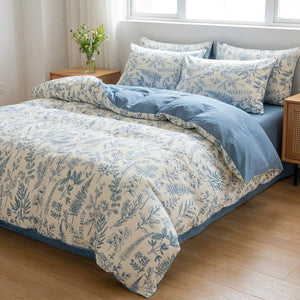 Parure de lit florale pastorale bleue dans une chambre moderne avec fleurs sur chevet