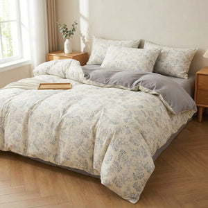 Parure de lit florale pastorale grise avec housse de couette et taies sur un lit fait