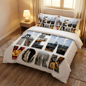 Parure de lit New York motif collage photo sur un lit dans une chambre chaleureuse