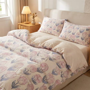 Parure de lit motif tulipes roses sur un lit dans une chambre douce et lumineuse