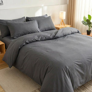 Parure de lit unie gris anthracite installée sur un lit deux places