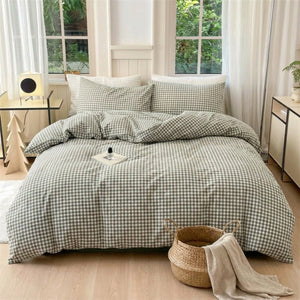 Parure de lit à carreaux vichy vert sur un lit près d'une fenêtre lumineuse avec panier en osier