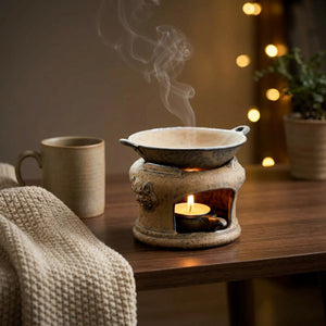 Brûle-parfum en céramique zen allumé sur une table de salon cosy