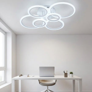 Plafonnier LED anneaux dans un bureau contemporain lumineux
