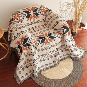 Détail du tissage motif étoile et des franges tressées du plaid bohème
