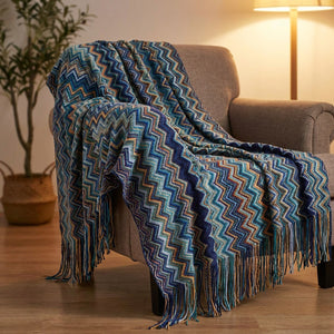 Plaid bohème à chevrons colorés bleu drapé sur un fauteuil dans un salon chaleureux