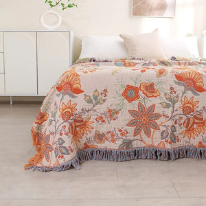 Couverture florale bohème utilisée en couvre-lit sur un lit