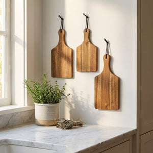 Trois planches bois acacia accrochées au mur cuisine décoration
