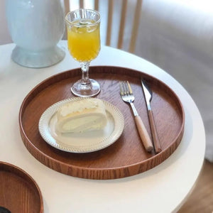 Plateau rond en bambou vintage avec dessert et verre de jus vu de dessus
