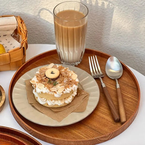Plateau de service en bambou vintage avec gâteau et latte sur table