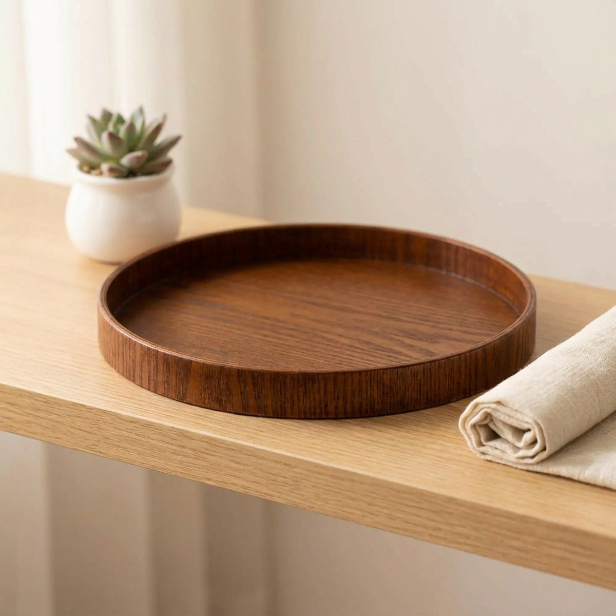 Plateau de service rond en bambou naturel sur étagère bois avec plante verte