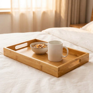Plateau en bambou servant de plateau petit-déjeuner posé sur un lit