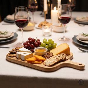 Plateau en bois utilisé comme planche à fromage avec raisins et crackers lors d'un dîner