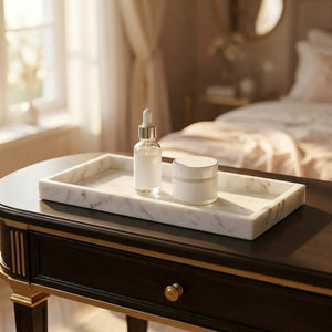 Plateau en marbre blanc sur commode en bois avec produits cosmétiques