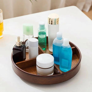Plateau tournant compartimenté en bois avec cosmétiques et soins