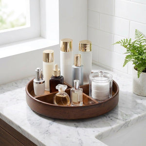 Plateau tournant bois noyer avec produits de soin sur plan vasque marbre salle de bain