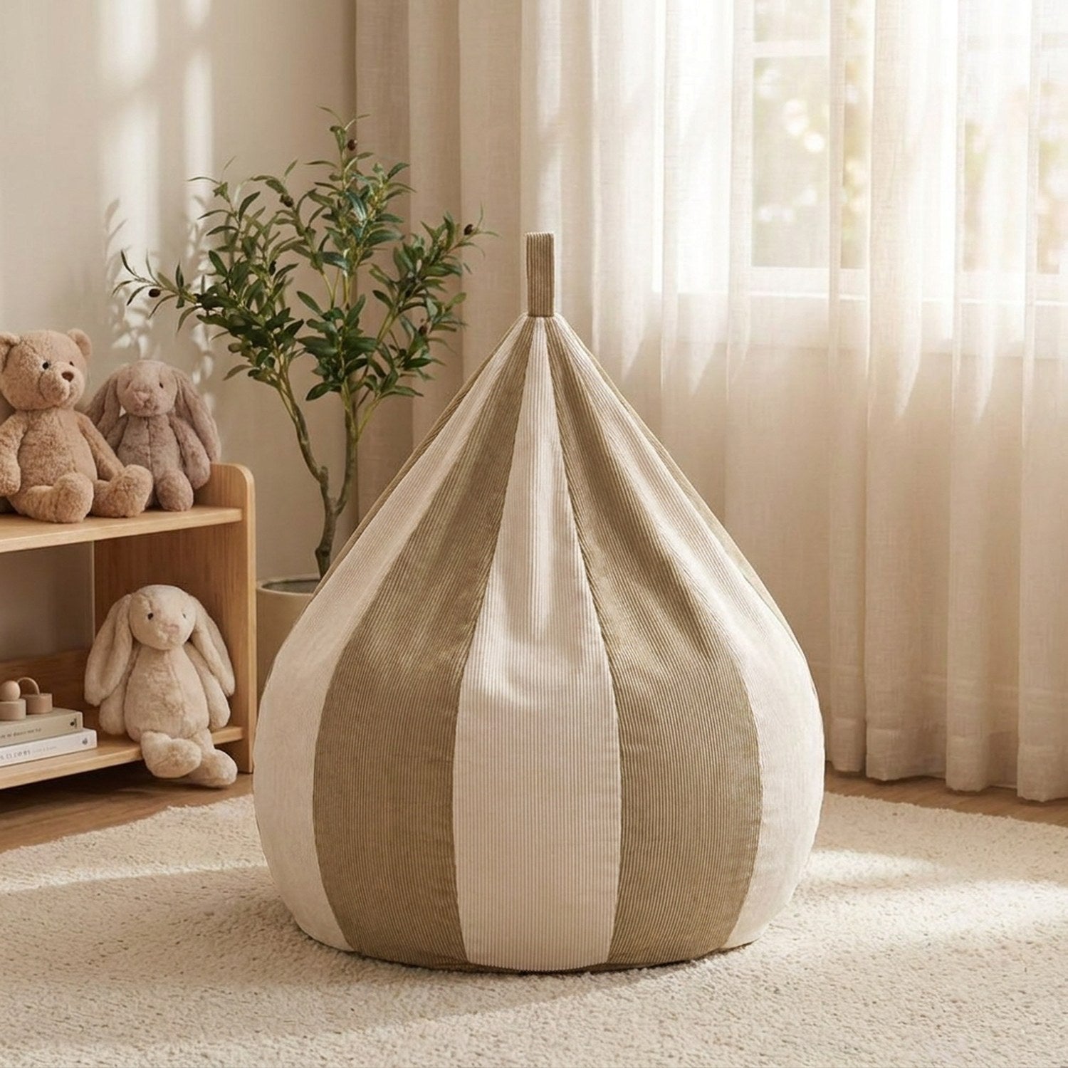Pouf poire enfant beige et kaki dans un coin de jeu avec étagère et peluches