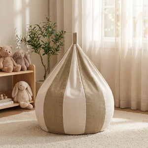 Pouf poire enfant beige et kaki dans un coin de jeu avec étagère et peluches