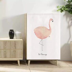 Rideau velcro à motif de flamant rose posé devant un meuble en bois clair