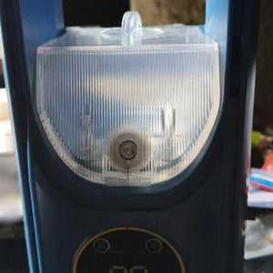 Détail du réservoir d'eau et de l'écran tactile du ventilateur humidificateur
