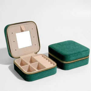 Boîte à bijoux velours vert ouverte et fermée montrant compartiments et miroir