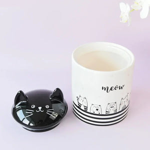 Pot en céramique avec oreilles de chat motif détaillé sur fond blanc