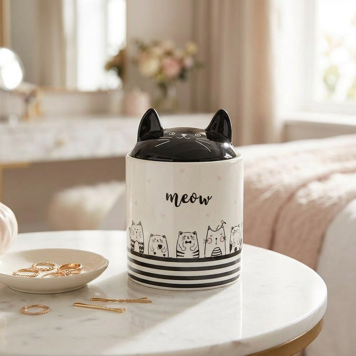 Pot céramique oreilles de chat sur table en marbre avec bijoux et accessoires