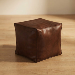 Pouf cube en cuir marron vue de trois quarts